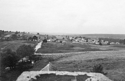 Widok na wieś Michniów od strony leśniczówki, 1942 r. [ze zbiorów Mauzoleum w Michniowie]
