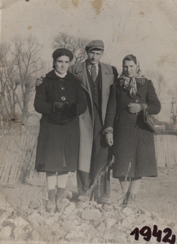 Kazimiera i Stanisław Więckowscy oraz Michalina Tokarczyk, Michniów, 1942 r. [ze zbiorów Mauzoleum w Michniowie]