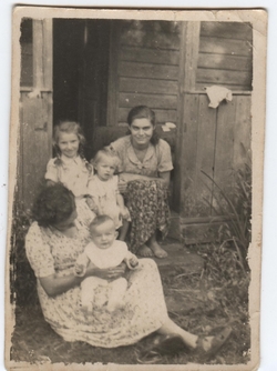 Emilia Ziomek z dziećmi, Michniów, 1946 r. [ze zbiorów Mauzoleum w Michniowie]